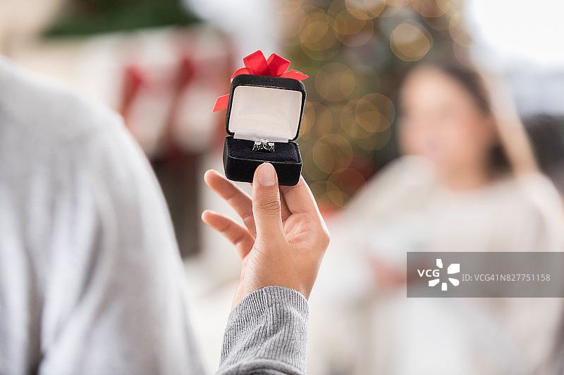 准备向女友求婚的年轻男人图片素材