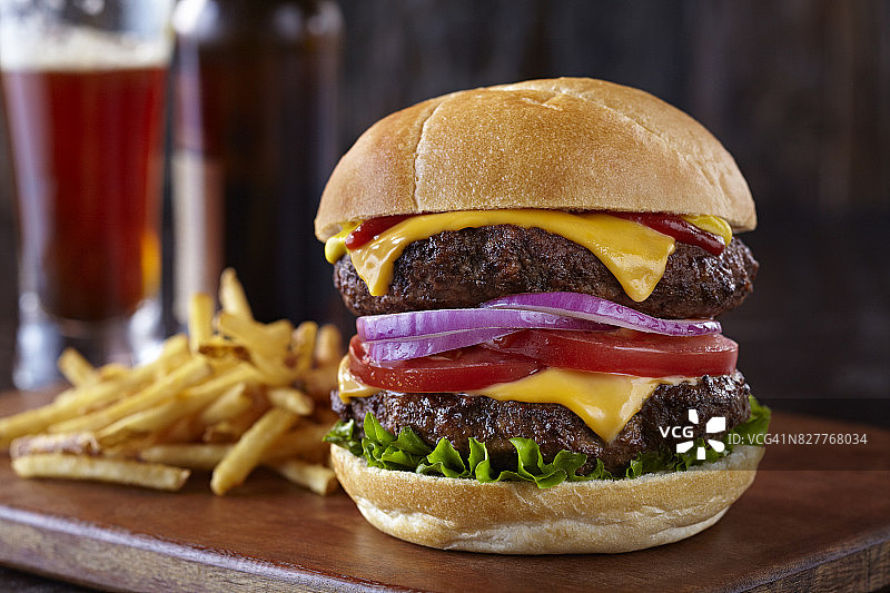 双层芝士汉堡配啤酒和薯条 - 横版图片素材