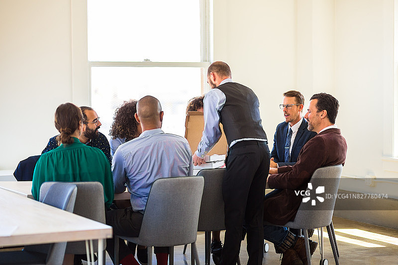 创业会议休息时间吃披萨图片素材