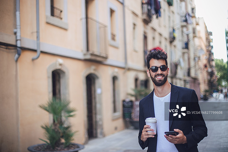 走在街上的英俊男人图片素材
