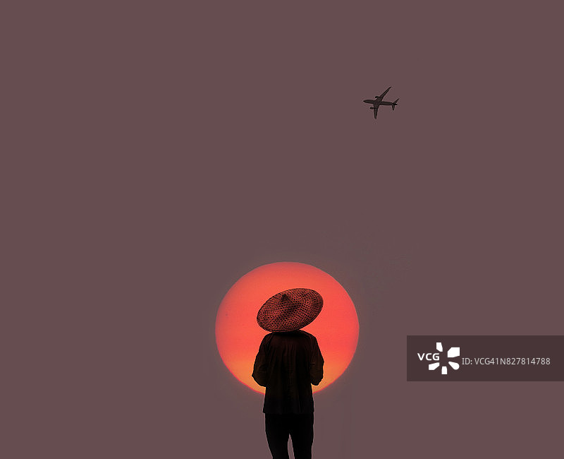 日出时分的农民图片素材