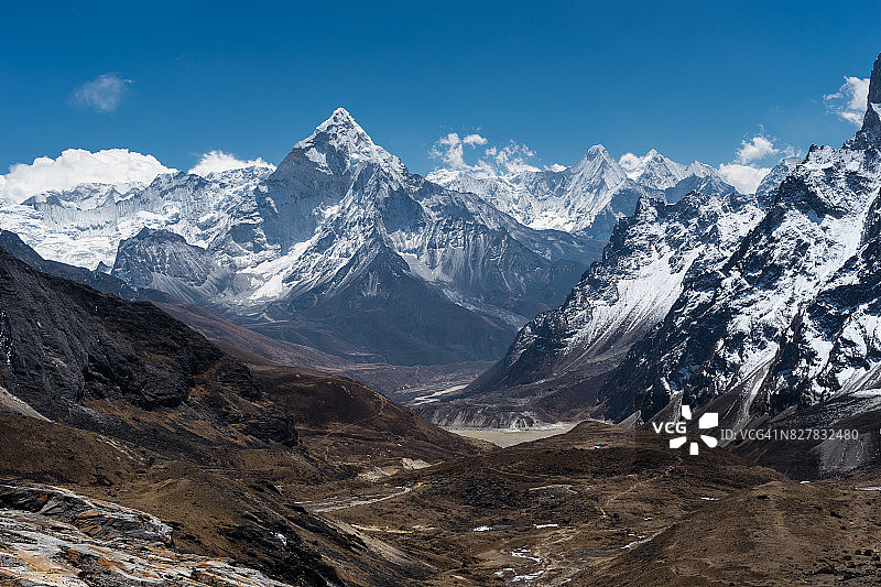 从卓拉山口眺望阿玛达布拉姆山峰，尼泊尔珠穆朗玛峰地区图片素材