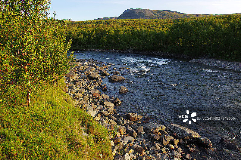 塔拉特诺河畔宁静的夜晚图片素材