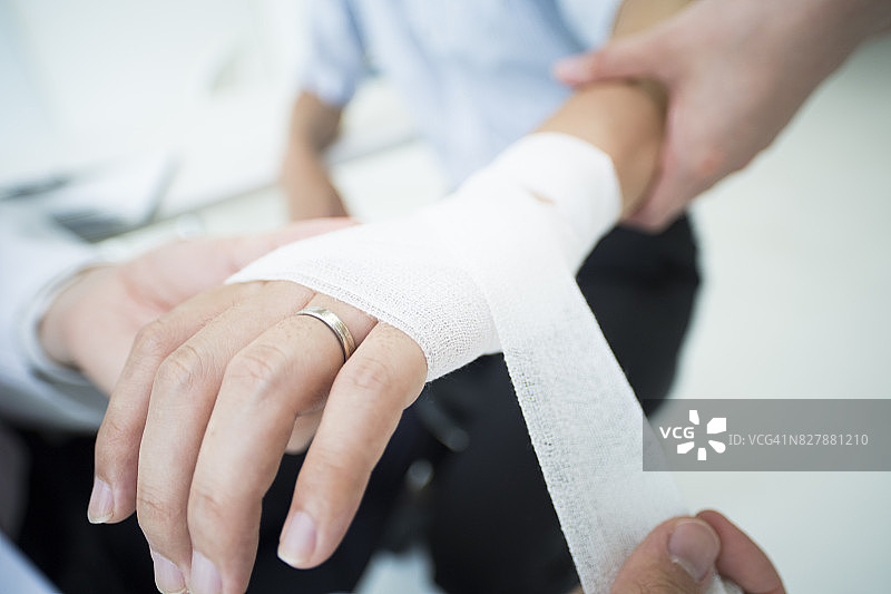 戴着结婚戒指的男人因伤获得医生补贴图片素材
