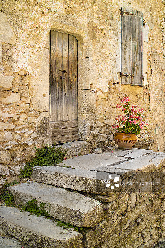 法国普罗旺斯巴农的门阶上的花盆图片素材