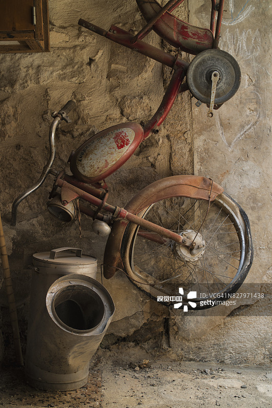 老式摩托车，法国普罗旺斯博尼约图片素材