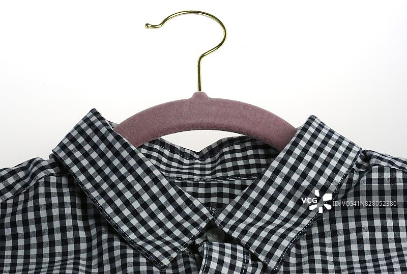 衣柜挂着的格子衬衫图片素材