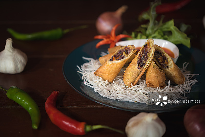 用泰国香草装饰的泰式春卷图片素材