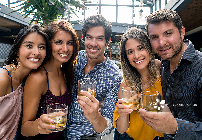 在酒吧喝酒的快乐朋友们图片素材