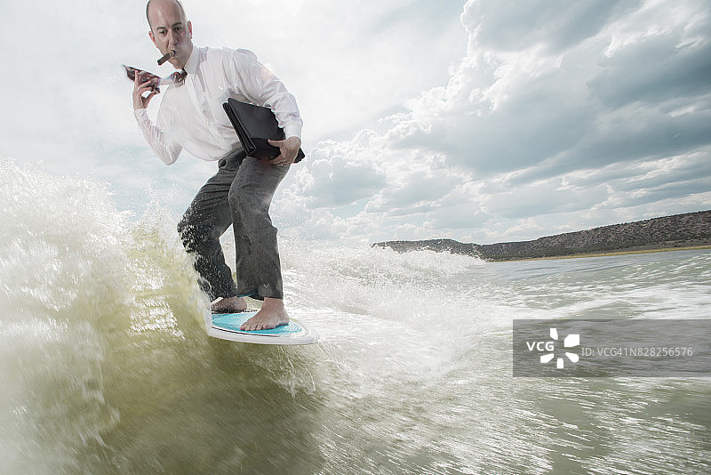 穿着商务装冲浪的男人图片素材