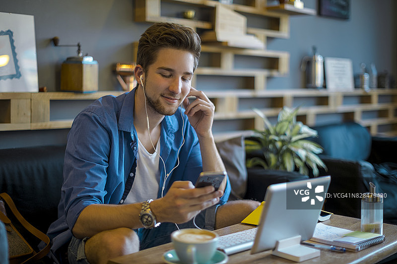 在家办公的年轻人图片素材