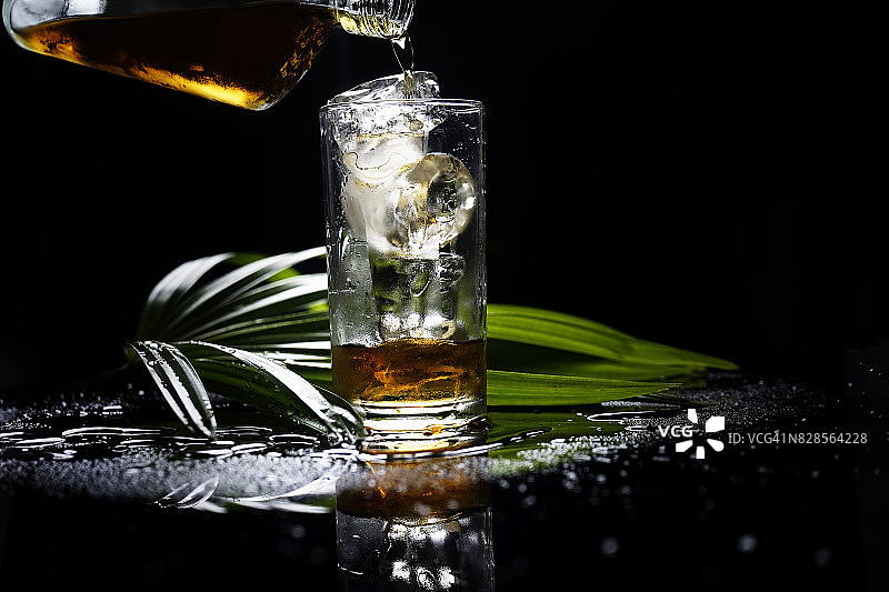 含有威士忌、气泡水和冰块的酒精饮料图片素材