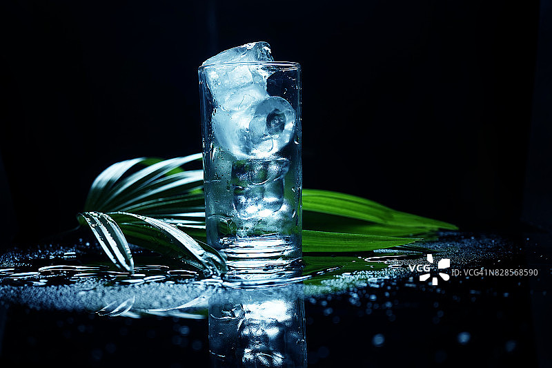 含有威士忌、气泡水和冰块的酒精饮料图片素材