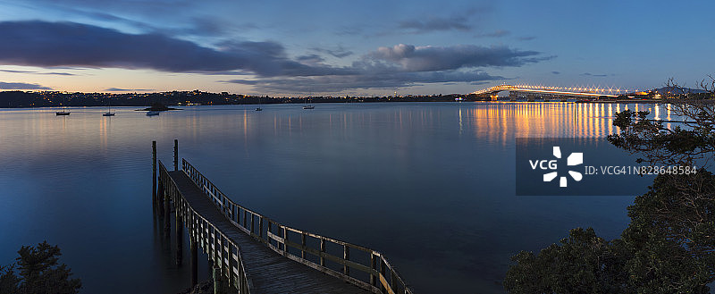 奥克兰港赫恩湾栈桥黄昏景色图片素材