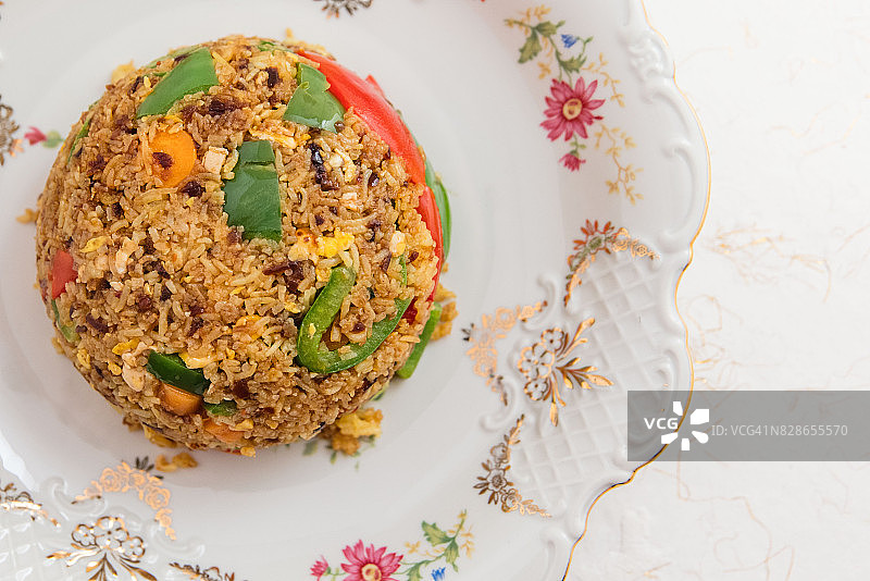 装饰盘上的印度尼西亚炒饭图片素材