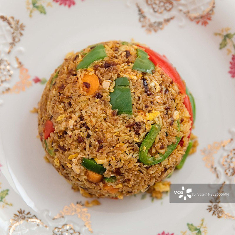 装饰盘上的印度尼西亚炒饭图片素材
