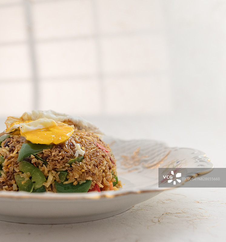 装饰盘上的印度尼西亚炒饭图片素材