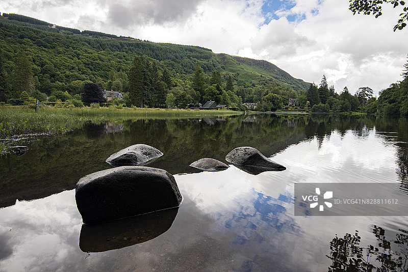 苏格兰阿德湖上的巨石图片素材
