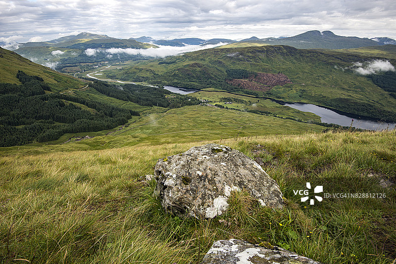 从本莫尔山腰向西眺望图片素材
