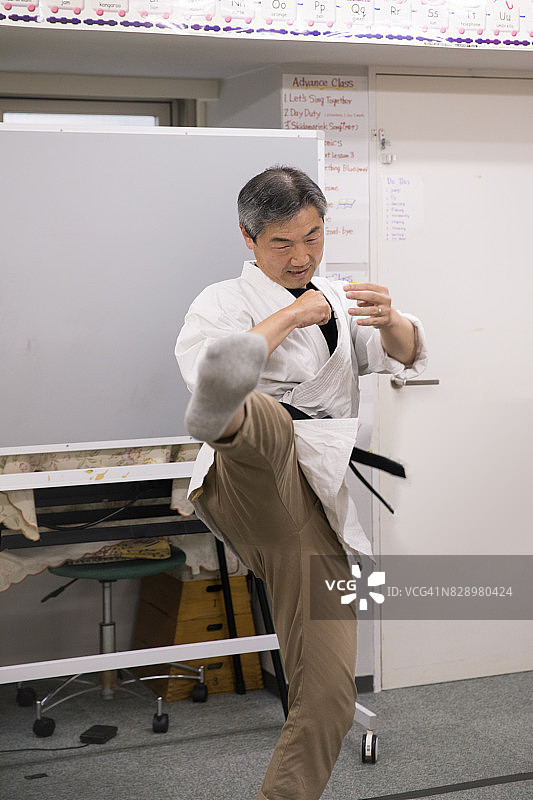 在语言学校进行空手道表演的战士图片素材