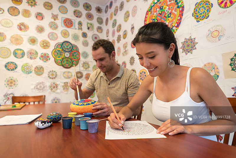 幸福情侣涂色曼陀罗图片素材