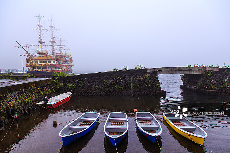 日本箱根芦之湖海盗船和彩色船只图片素材