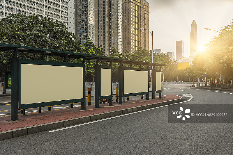 带空白广告牌的公交车站图片素材