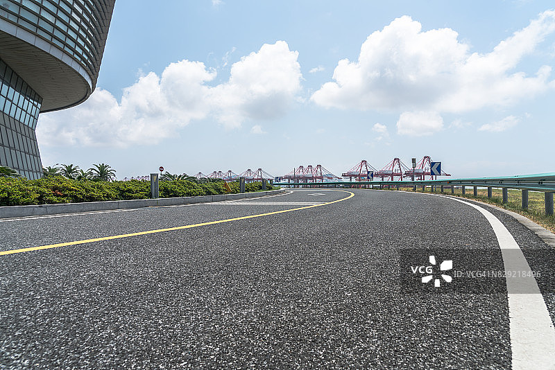 通往上海洋山深水港国际航运中心的空旷沥青路图片素材