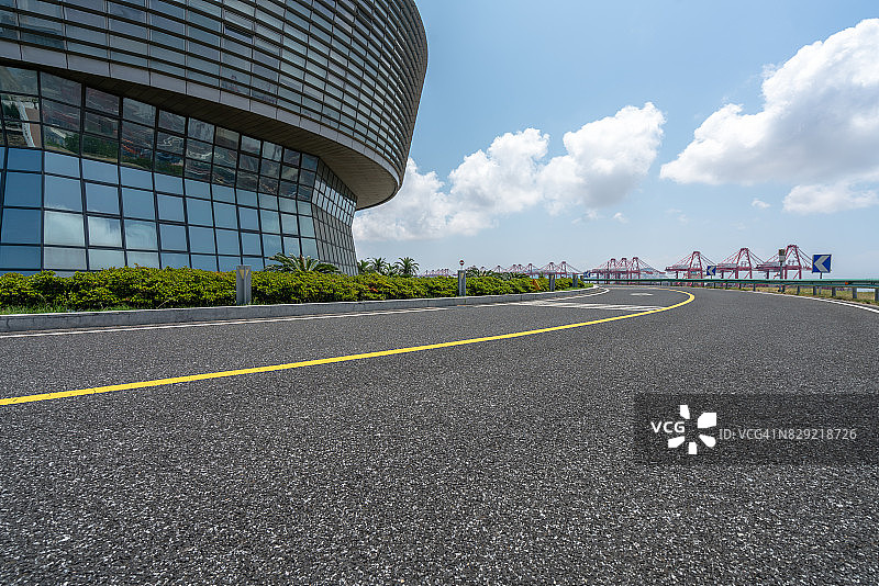 通往上海洋山深水港国际航运中心的空旷沥青路图片素材