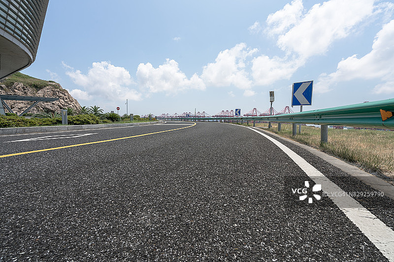 通往上海洋山深水港国际航运中心的空旷沥青路图片素材