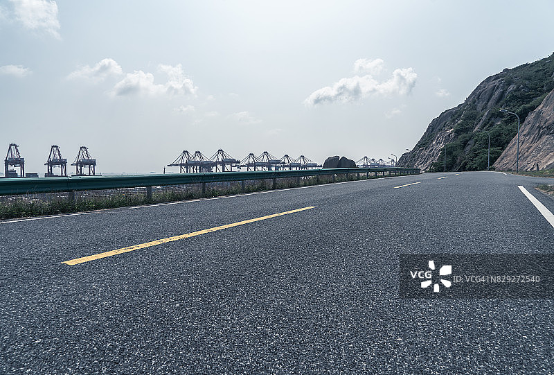 通往上海洋山深水港国际航运中心的空旷沥青路图片素材