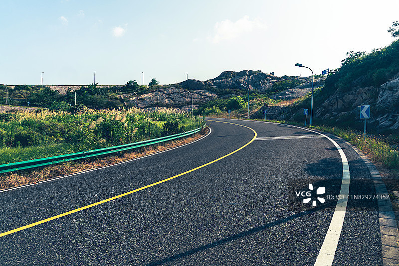 通往上海洋山深水港国际航运中心的空旷沥青路图片素材