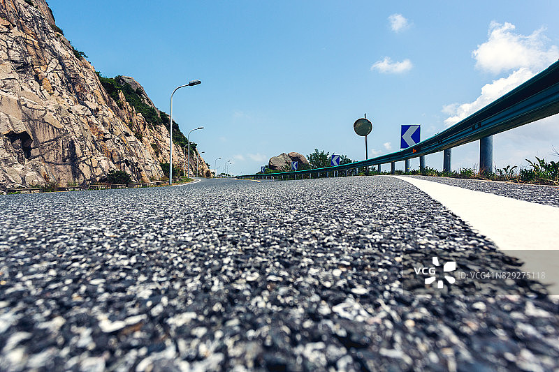 通往上海洋山深水港国际航运中心的空旷沥青路图片素材