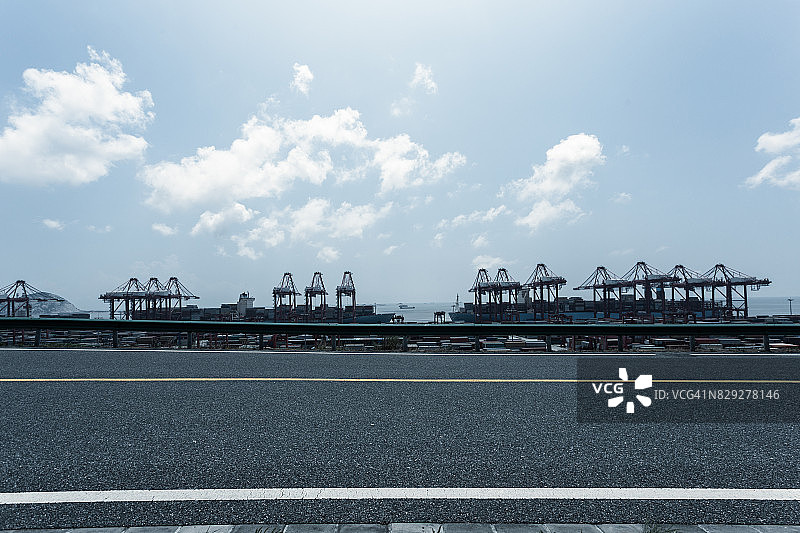 通往上海洋山深水港国际航运中心的空旷沥青路图片素材