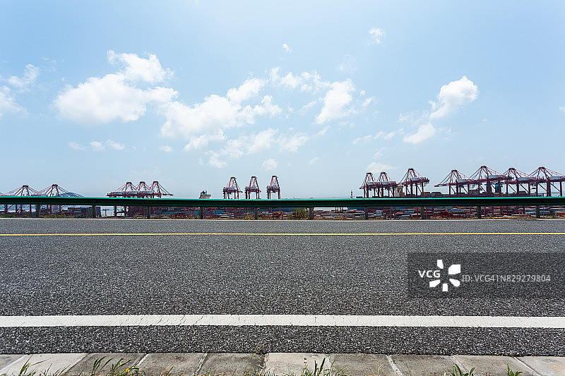 通往上海洋山深水港国际航运中心的空旷沥青路图片素材