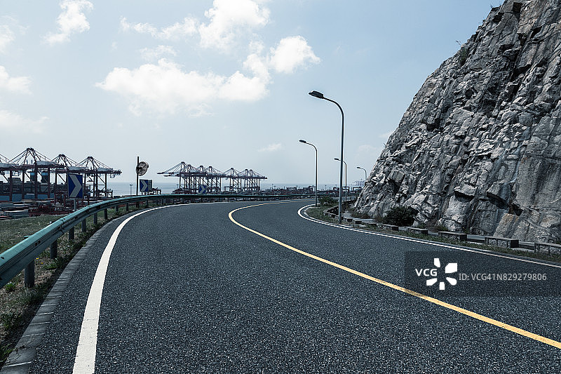 通往上海洋山深水港国际航运中心的空旷沥青路图片素材