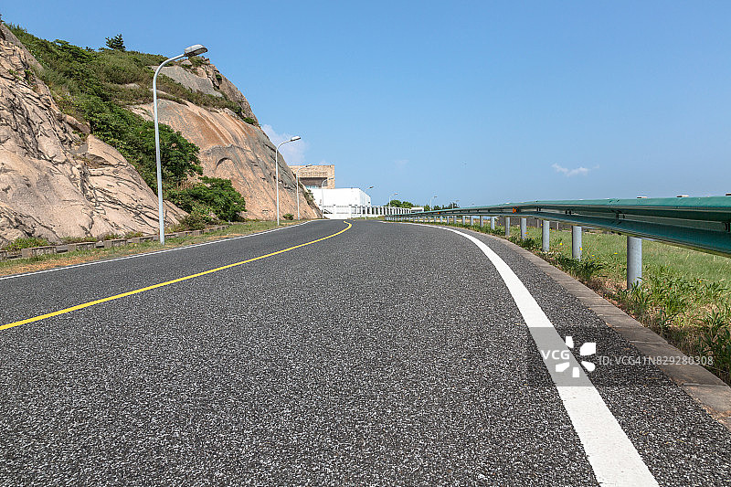 通往上海洋山深水港国际航运中心的空旷沥青路图片素材