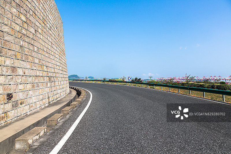 通往上海洋山深水港国际航运中心的空旷沥青路图片素材