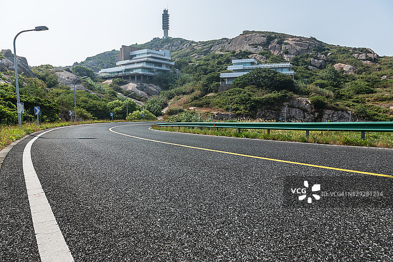 通往上海洋山深水港国际航运中心的空旷沥青路图片素材