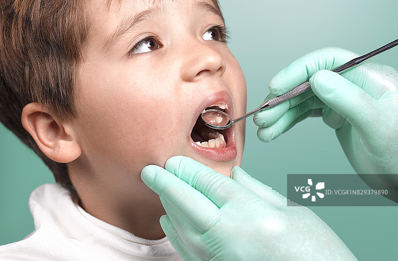 牙医检查儿童牙齿图片素材