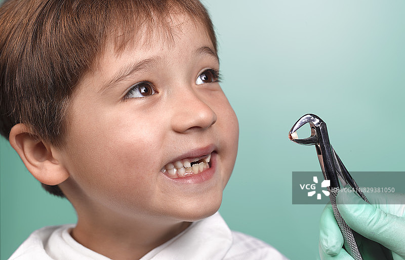 牙医为小男孩拔牙图片素材