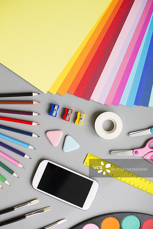 灰色背景上的彩色学习用品图片素材