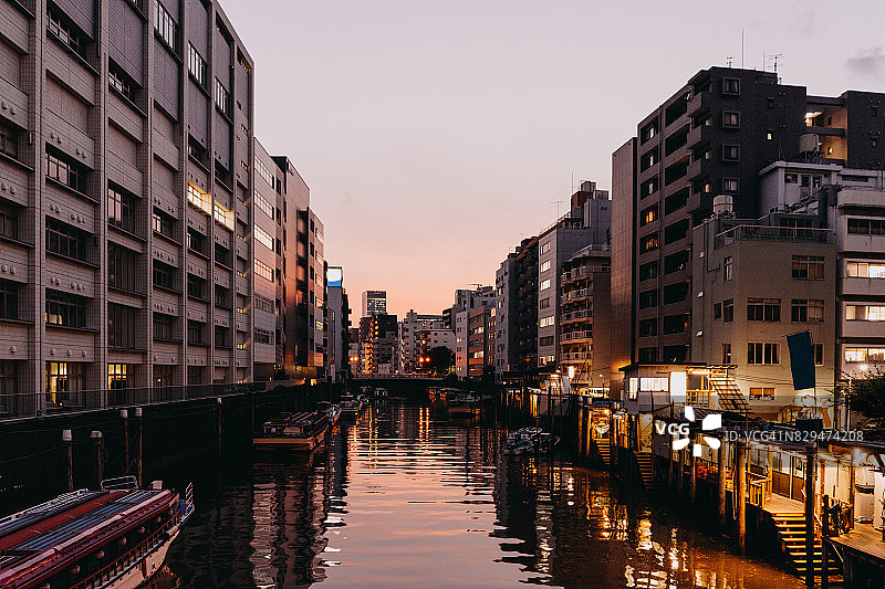 暮光下的东京城市景观与运河图片素材