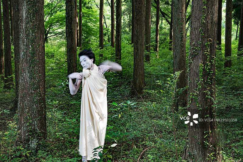 在森林中跳舞的日本舞踏舞者图片素材