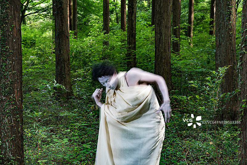 在森林中跳舞的日本舞踏舞者图片素材