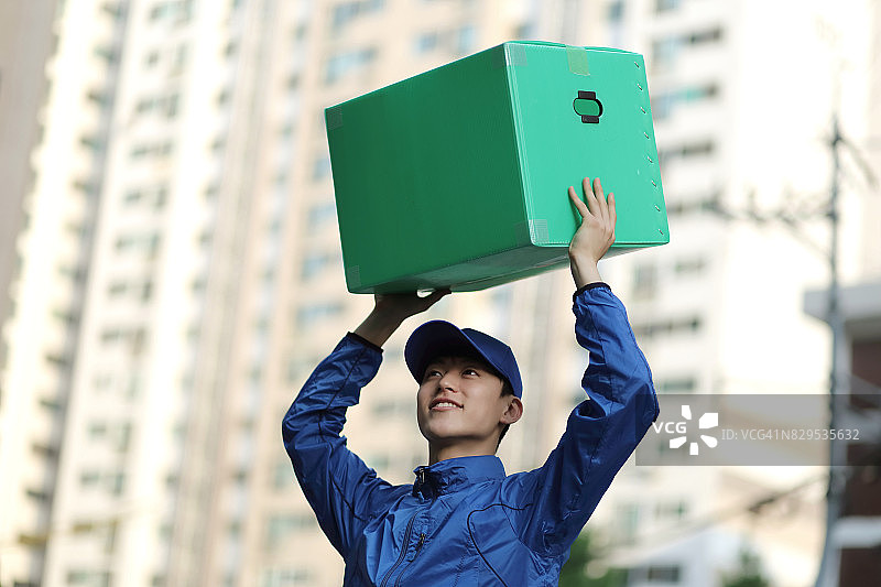 男人头顶搬运工图片素材