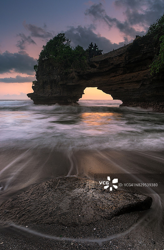 印度尼西亚巴厘岛巴图博龙海神庙的黄昏海景图片素材