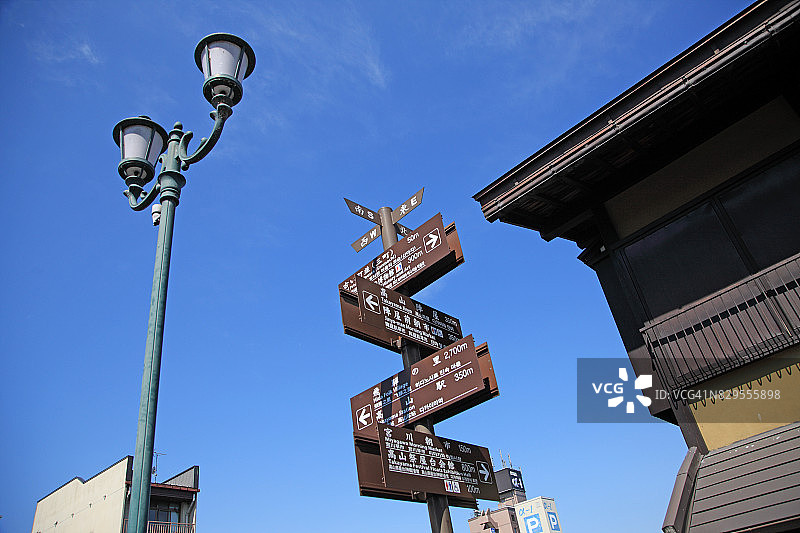 日本岐阜县高山市飞驒高山街道指示牌图片素材