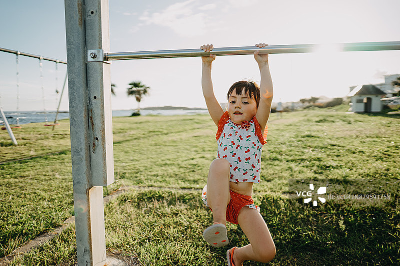 可爱的混血小女孩在操场上玩耍图片素材
