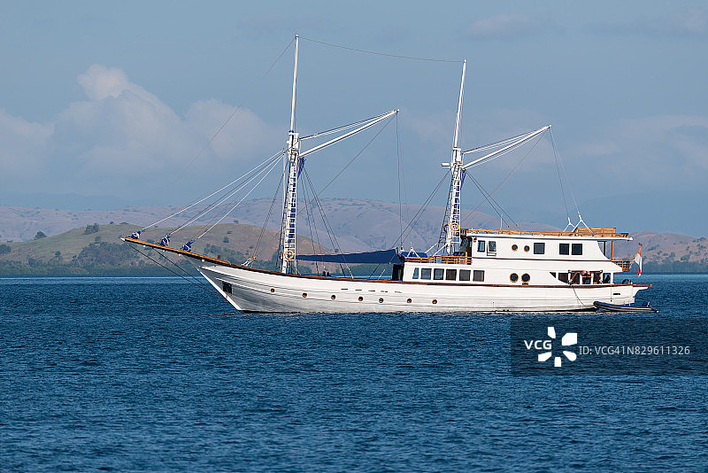 旅游船在太平洋蝠鲼点停泊图片素材